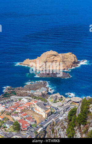 Porto Moniz vu de Miradouro do redondo à la côte nord de Madère, au Portugal. Banque D'Images