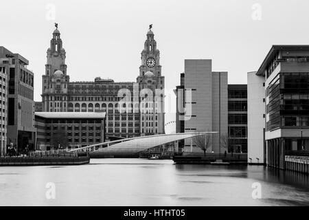 Une longue exposition de Princes Dock sur le front de mer de Liverpool. Le Liver Building obscureing la vue de l'autre Trois Grâces derrière elle. Banque D'Images