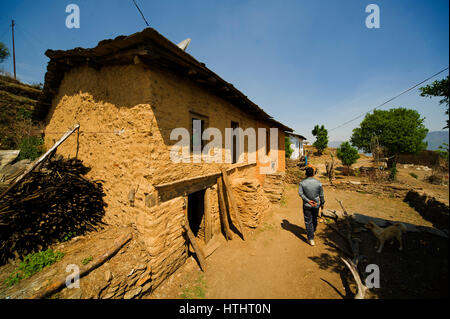 Maisons à Tula Kote Village à Tallas sur la région des collines du Kumaon, où Jim Corbett est allé après Tallas Des maneater tigresse, le nord de l'Inde Banque D'Images