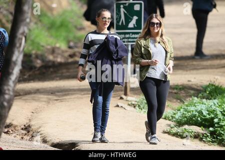 Natalie Portman vu randonnées avec un(e) ami(e) Avec : Natalie Portman Où : Los Angeles, California, United States Quand : 08 Oct 2017 Banque D'Images