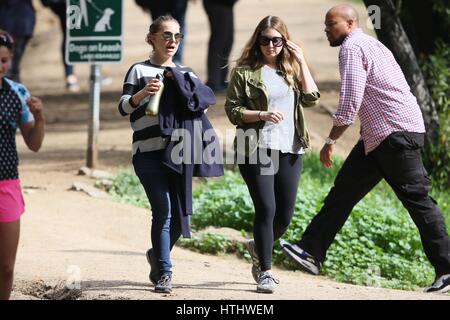 Natalie Portman vu randonnées avec un(e) ami(e) Avec : Natalie Portman Où : Los Angeles, California, United States Quand : 08 Oct 2017 Banque D'Images