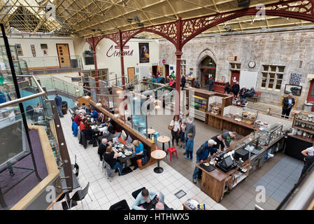 L'intérieur de l'ancienne gare, aujourd'hui un complexe de vente au détail et de divertissement, Richmond, North Yorkshire, UK Banque D'Images