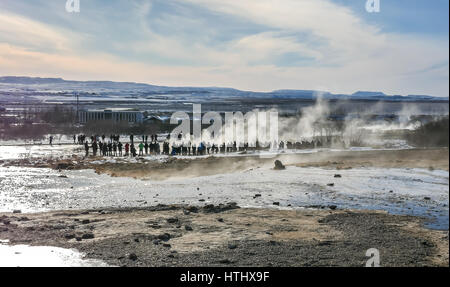 Une grande foule attendant patiemment que l'éruption du geyser Strokkur, cercle d'or, de l'Islande Banque D'Images