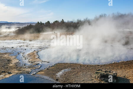 Geyser naturel ou hot spring appelé Stokkur, la baratte, cercle d'or, de l'Islande Banque D'Images