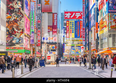 TOKYO, JAPON - 11 janvier 2017 : la foule passer en-dessous des panneaux colorés à Akihabara. Le quartier historique électronique a évolué vers la zone commerçante f Banque D'Images