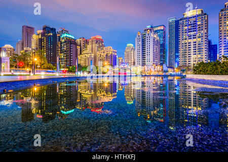 Taichung, Taiwan city skyline at night. Banque D'Images