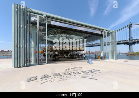 Janes, Carrousel, Dumbo, Brooklyn Bridge, New York City, USA Banque D'Images