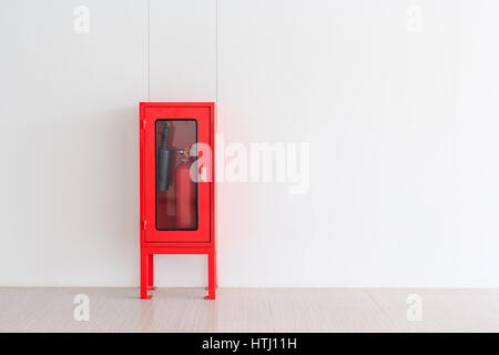 Extincteur en rouge sur le mur du Cabinet pour la protection incendie dans la fabrication en usine avec l'exemplaire de l'espace. Banque D'Images