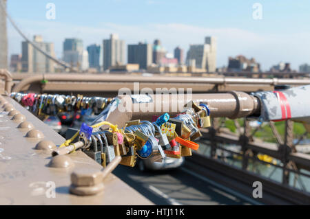 L'amour des verrous sur le pont de Brooklyn, Manhattan, New York City, USA Banque D'Images