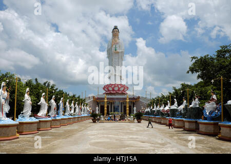 BAC LIEU, LE VIET NAM- 15 juillet 2016:Groupe de statue de Bouddha à la pagode Thien Hung, Delta du Mékong, la place de la religion, de voyage incroyable scène avec Big statu Banque D'Images