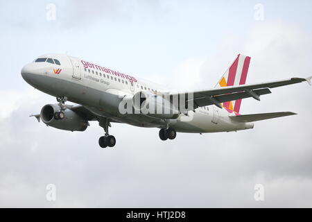 Airbus A319-100 germanwings l'atterrissage à l'aéroport Heathrow de Londres, UK Banque D'Images