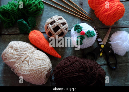 Groupe d'alimentation comme la carotte, le mince pie, cupcake, repas à traiter pour le père noël et rudolph le soir de Noël, noël ornement incroyable de tricot fait main par Banque D'Images