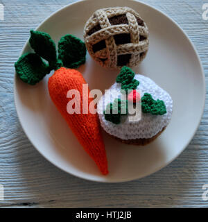 Groupe d'alimentation comme la carotte, le mince pie, cupcake, repas à traiter pour le père noël et rudolph le soir de Noël, noël ornement incroyable de tricot fait main par Banque D'Images