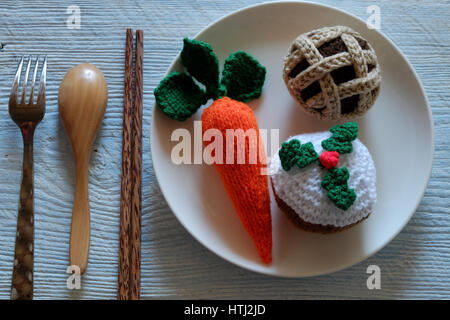 Groupe d'alimentation comme la carotte, le mince pie, cupcake, repas à traiter pour le père noël et rudolph le soir de Noël, noël ornement incroyable de tricot fait main par Banque D'Images