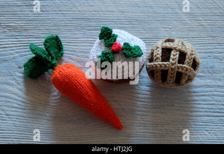 Groupe d'alimentation comme la carotte, le mince pie, cupcake, repas à traiter pour le père noël et rudolph le soir de Noël, noël ornement incroyable de tricot fait main par Banque D'Images