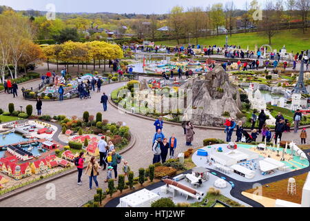 LEGOLAND, WINDSOR, Royaume-Uni - 30 avril 2016 : Legoland visiteurs dans la section Miniland Banque D'Images