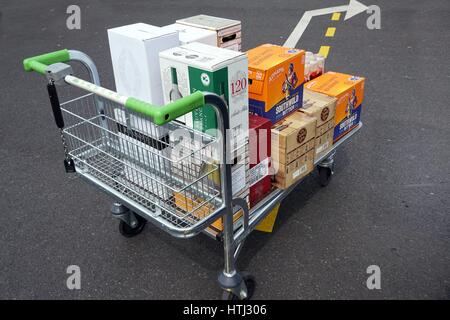 COQUELLES, PAS-DE-CALAIS, FRANCE, 07 mai 2016 : Shopping trolley chargé avec du vin et de la bière bon marché Banque D'Images