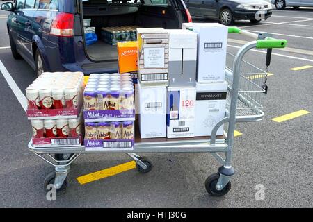 COQUELLES, PAS-DE-CALAIS, FRANCE, 07 mai 2016 : Shopping trolley chargé avec du vin et de la bière bon marché Banque D'Images