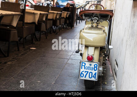 Rome, Italie - 2 janvier 2017 : moto classique stationnée sur le trottoir en face d'un bar avec la plaque d'immatriculation de Rome, Italie Banque D'Images