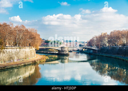 Rome, Italie - 2 janvier 2017 : Pont sur le Tibre en passant par Rome, Italie Banque D'Images