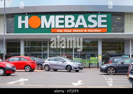 BASINGSTOKE, Royaume-Uni - 20 juillet 2016 : entrée et le parking du magasin de bricolage bricolage HomeBase Banque D'Images