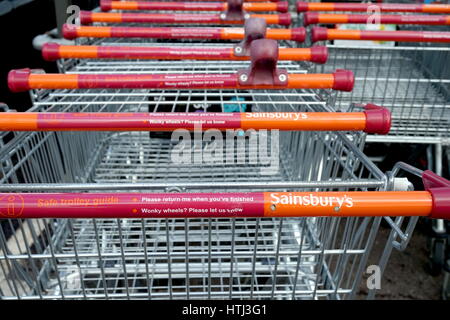 Basingstoke, Hampshire, Royaume-Uni - 17 octobre 2016 : chariots de supermarché en dehors de l'hypermarché dans Kempshott Sainsburys Park Basingstoke Banque D'Images