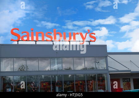 Basingstoke, Hampshire, Royaume-Uni - 17 octobre 2016 : Store avant de l'Sainsburys superstore dans Kempshott Park Basingstoke Banque D'Images