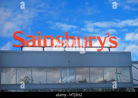 Basingstoke, Hampshire, Royaume-Uni - 17 octobre 2016 : Store avant de l'Sainsburys superstore dans Kempshott Park Basingstoke Banque D'Images