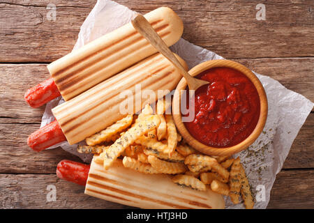 Restauration rapide : pains à hot dog avec frites et ketchup libre sur la table horizontale vue du dessus. Banque D'Images