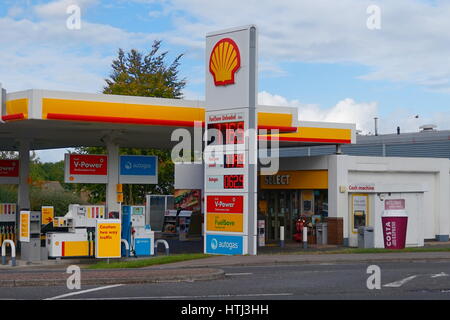 Basingstoke, Hampshire, Royaume-Uni - 17 octobre 2016 : station de remplissage d'essence Shell Banque D'Images