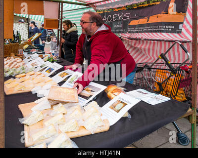 M. Simon de Lacey Lacey's Cheese offrent des échantillons de fromage aux clients à Saltburn Farmers Market Banque D'Images