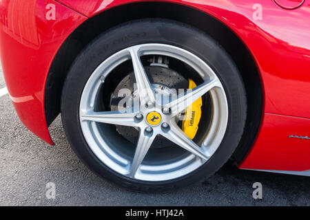 Voiture de sport Ferrari 458 Italia type S-DCT un détail montrant cinq parle roue en alliage et les étriers de frein à disque. Banque D'Images