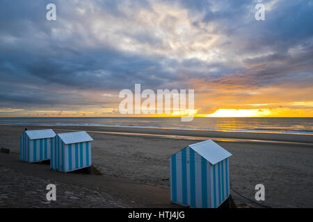 Cabines de plage et des capuchons sur la plage de Neufchatel Hardelot-, Pas de Calais, France Banque D'Images