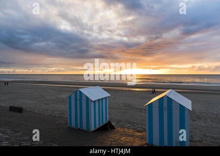 Cabines de plage et des capuchons sur la plage de Neufchatel Hardelot-, Pas de Calais, France Banque D'Images