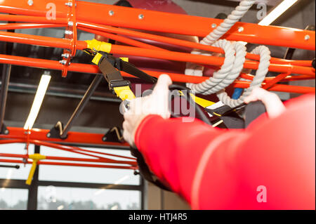 Barbu frisé blanc sporty man exercising with fitness les attaches en salle de sport Banque D'Images