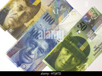 Franc suisse billets de différentes confessions sur fond blanc Banque D'Images