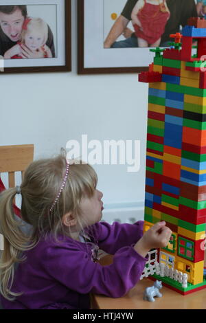 Petite fille faisant un tour lego Banque D'Images