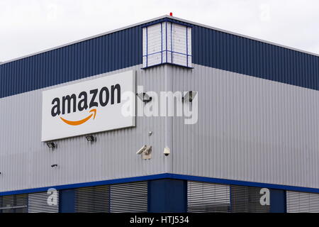 DOBROVIZ, RÉPUBLIQUE TCHÈQUE - le 12 mars : le commerce électronique Amazon logo de l'entreprise bâtiment logistique le 12 mars 2017 dans Dobroviz, République tchèque. Banque D'Images