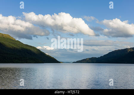 Col des nuages sur le Loch Lomond et les collines environnantes en fin d'après-midi, Lumière d'été, de l'Écosse Banque D'Images