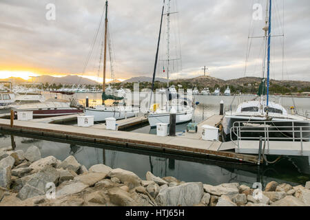 MARINA DE PUERTO LOS CABOS, MEXIQUE - Mars 21, 2012 : Coucher de soleil sur des yachts dans la marina de Puerto Los Cabos de San José del Cabo, Mexique Banque D'Images