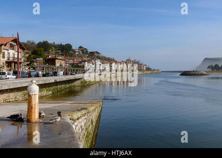 Zumaya ou Zumaia, municipalité de la province de Guipúzcoa, Pays Basque, Espagne. Sur les rives de la mer et la baie où convergent les rivières Urola et Narrondo Banque D'Images