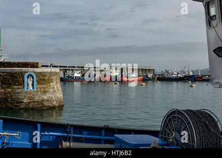 Hornacina avec la Vierge de la Carmen d'honneur des pêcheurs sur le mur du quai du port de Guetaria, Getaria, Guipuzcoa, Pays Basque, Espagne Banque D'Images