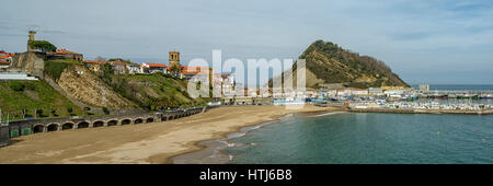 Vue panoramique de la plage, du port de pêche et le village de Guetaria, Getaria, Guipuzcoa, Pays Basque, Espagne. Banque D'Images