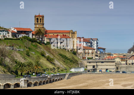 Église et plage dans le village de Guetaria, Getaria, Guipuzcoa, Pays Basque, Espagne. Banque D'Images