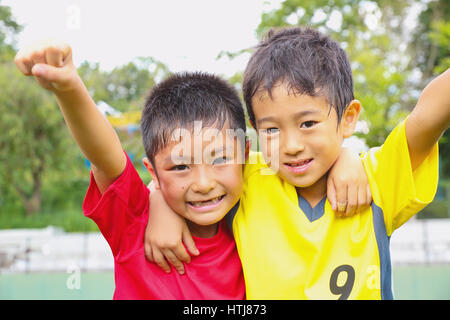 Enfants jouant au football japonais Banque D'Images