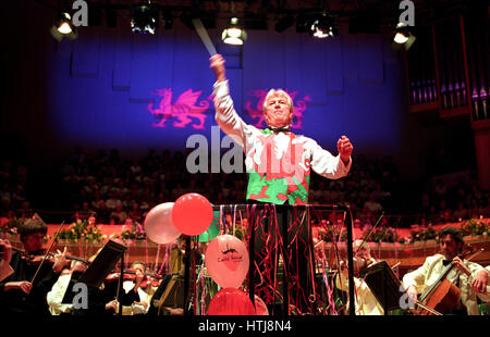 Owain Arwel Hughes la conduite de l'Last Night of the Proms, St Davids Hall, Cardiff. Banque D'Images