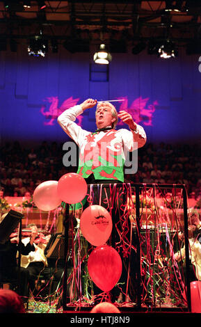 Owain Arwel Hughes la conduite de l'Last Night of the Proms, St Davids Hall, Cardiff. Banque D'Images