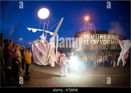Les gens font dans les rues à la WOW open air show, Roald Dahl Place, La Baie de Cardiff, Cardiff, Pays de Galles. Banque D'Images