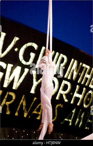 Les gens font dans les rues à la WOW open air show, Roald Dahl Place, La Baie de Cardiff, Cardiff, Pays de Galles. Banque D'Images
