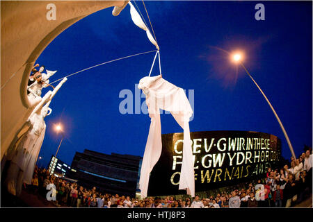 Les gens font dans les rues à la WOW open air show, Roald Dahl Place, La Baie de Cardiff, Cardiff, Pays de Galles. Banque D'Images